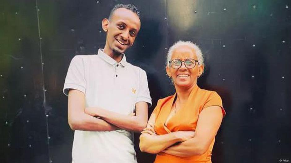በወላጅ እናቱ መሪነት መክሊቱን ያገኘው ወጣት ሙዚቀኛ በወላጅ እናቱ መሪነት መክሊቱን ያገኘው ወጣት ሙዚቀኛ