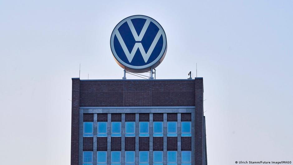 Zyski Volkswagena spadły prawie o połowę