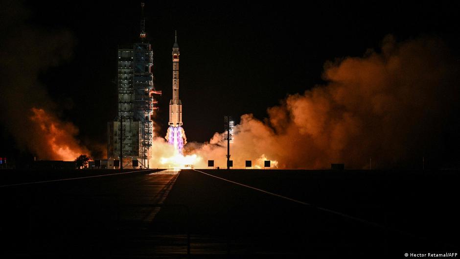 Astronautas ingresan en la estación espacial china Tiangong