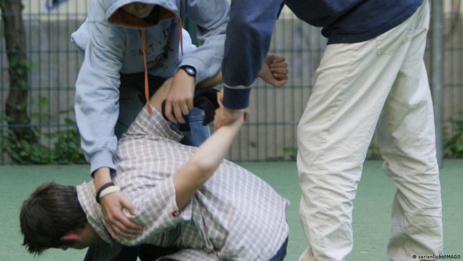 Të rinj  ekstremë dhe të dhunshëm   cilat janë arsyet 