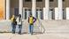 Tres estudiantes en la escalinata de entrada a la Universidad. Tres estudiantes en la escalinata de entrada a la Universidad.