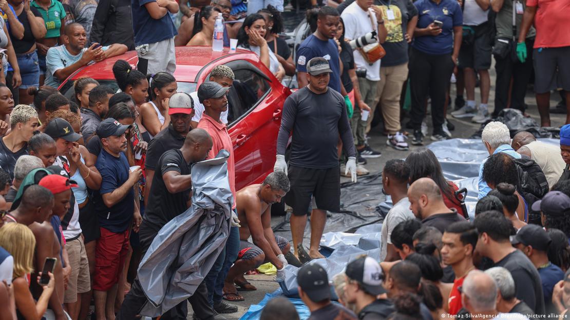 Cuerpos son trasladados por los vecinos a la plaza Sao Lucas tras la sangrienta operación policial (28.10.2025)