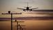 Avion slijeće na aerodrom u Berlinu Avion slijeće na aerodrom u Berlinu