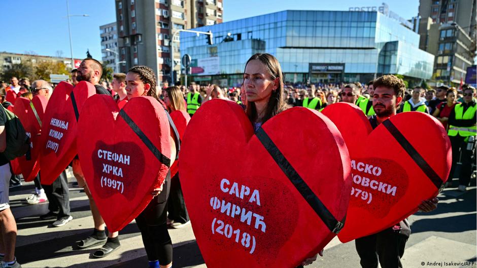 Тисячі людей у Сербії вшанували пам'ять жертв обвалу даху вокзалу в Новому Саді