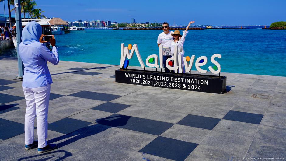 Maldives’ generational ban on smoking goes into effect – DW