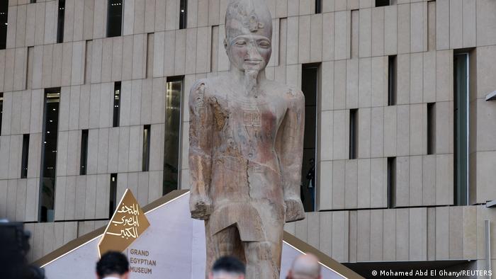 Statue de Ramsès II à l'entrée du GEM (01.11.2025)