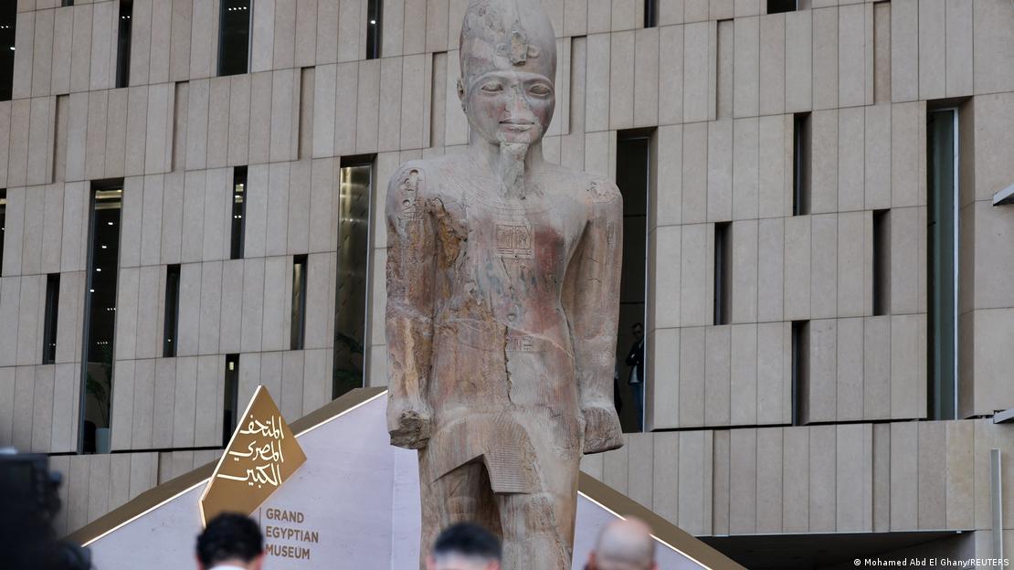 Estatua de Ramsés II en la entrada del GEM (01.11.2025)