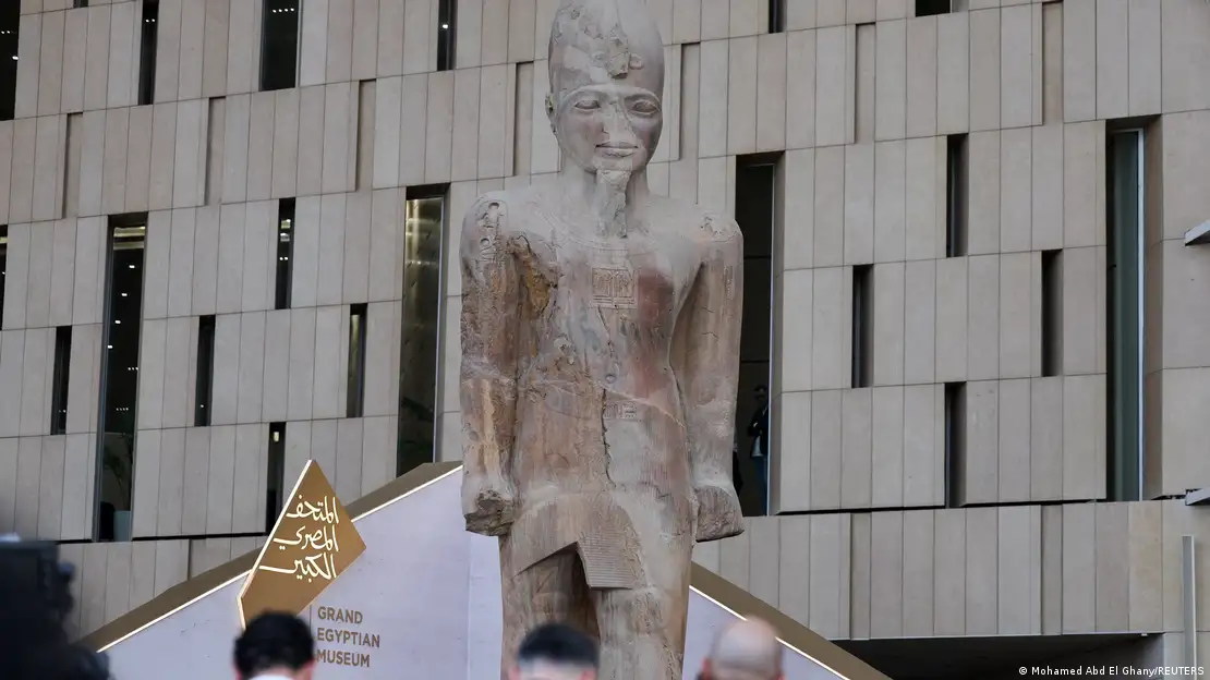Estatua de Ramsés II en la entrada del GEM (01.11.2025)