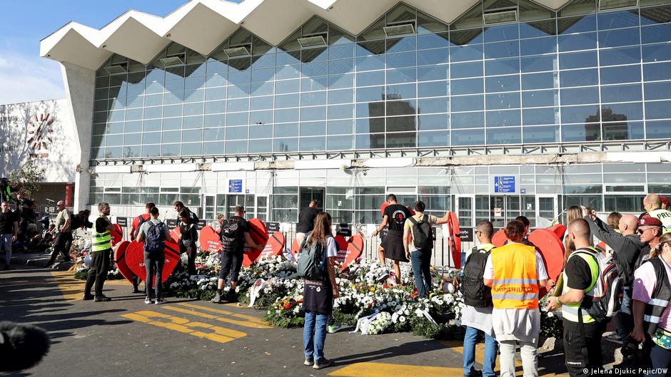 Godinu dana nakon tragedije građani su položili vence i upalili sveće na mestu gde se obrušila nadstrešnica u Novom Sadu i gde je stradalo 16 ljudi