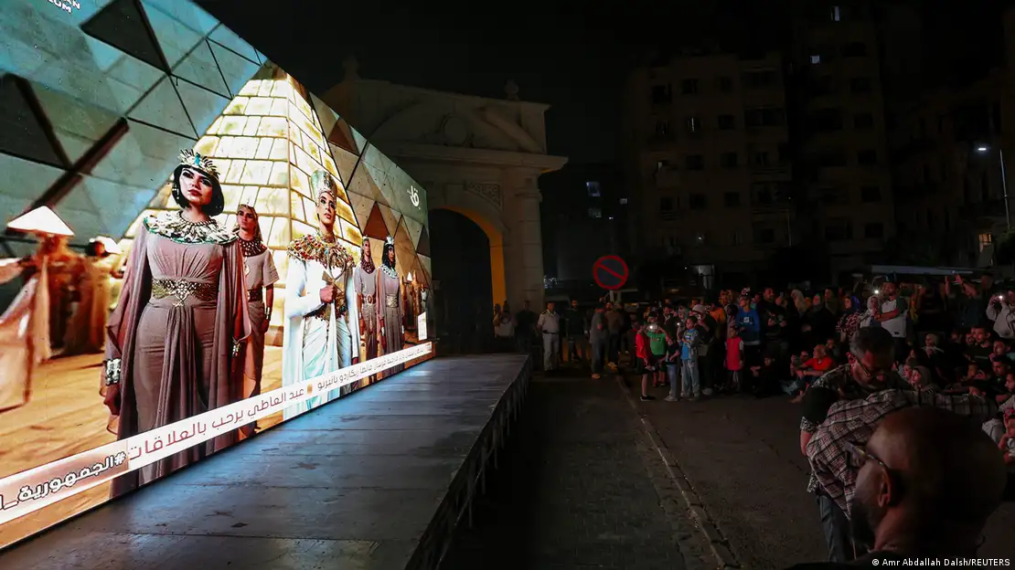 Inauguración oficial del Gran Museo Egipcio (GEM) en una pantalla gigante cerca de la plaza Tahrir, en El Cairo (01.11.2025)