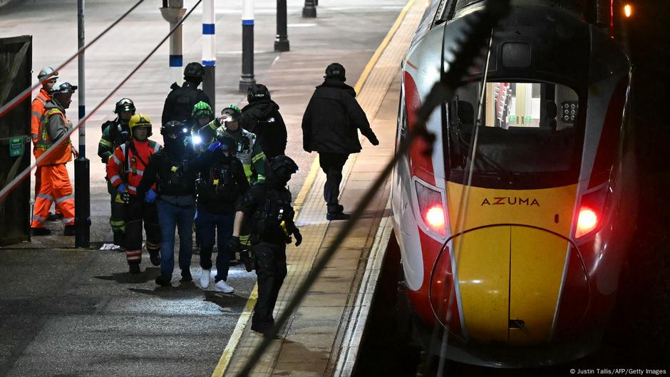 UK: Police arrest 2 men after mass stabbing on train – DW – 11/01/2025