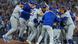 Los jugadores de los Dodgers festejan su título de campeones de las Grandes Ligas tras vencer a los Azulejos de Toronto en el séptimo partido de la Serie Mundial. Los jugadores de los Dodgers festejan su título de campeones de las Grandes Ligas tras vencer a los Azulejos de Toronto en el séptimo partido de la Serie Mundial.