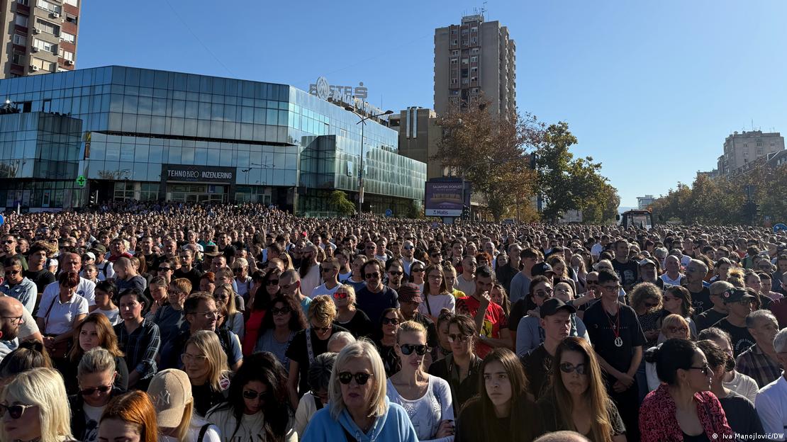 Масовна комеморација во Нови Сад на едногодишнината од трагедијата со падот на настрешницата , според организаторите, имало околу 100.000 луѓе