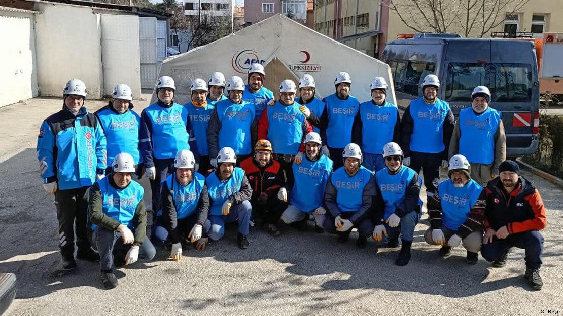 AFAD'la birlikte çalışan Beşir Derneği üyeleri toplu poz verirken 