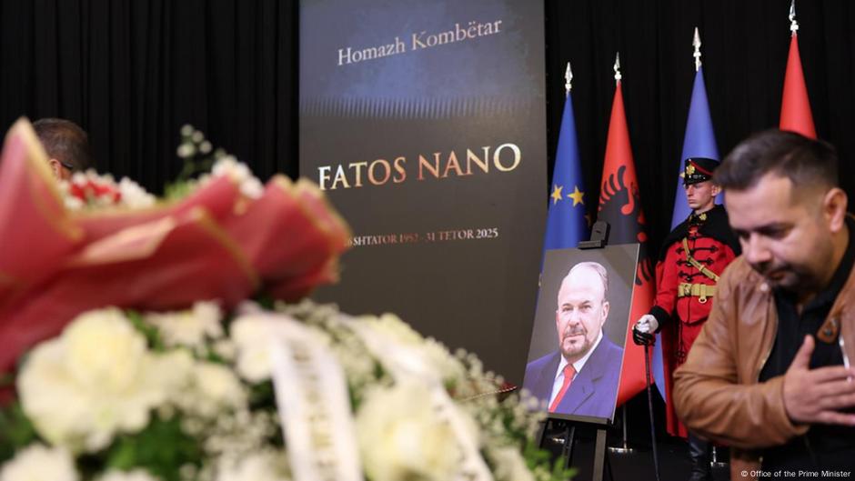 Ish kryeministri Fatos Nano përcillet në banesën e fundit