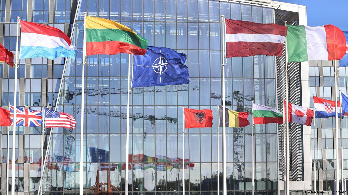 نیٹو ہیڈ کوارٹر کے باہر رکن ملکوں کے پرچم