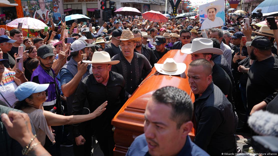 Una multitud se aglomera en las calles de Uruapan ante el paso del ataúd con los restos del asesinado alcalde Carlos Manzo. Una multitud se aglomera en las calles de Uruapan ante el paso del ataúd con los restos del asesinado alcalde Carlos Manzo.