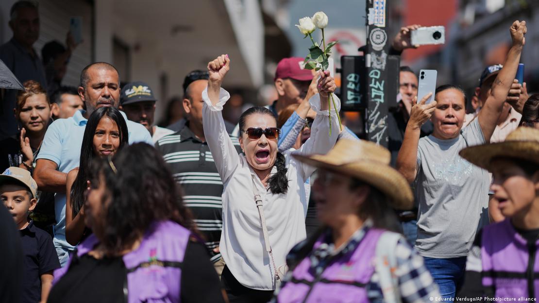 La gente canta durante una procesión fúnebre por el difunto alcalde Carlos Alberto Manzo Rodríguez, quien fue asesinado a tiros durante las celebraciones del Día de los Muertos, en Uruapan, estado de Michoacán. La gente canta durante una procesión fúnebre por el difunto alcalde Carlos Alberto Manzo Rodríguez, quien fue asesinado a tiros durante las celebraciones del Día de los Muertos, en Uruapan, estado de Michoacán.