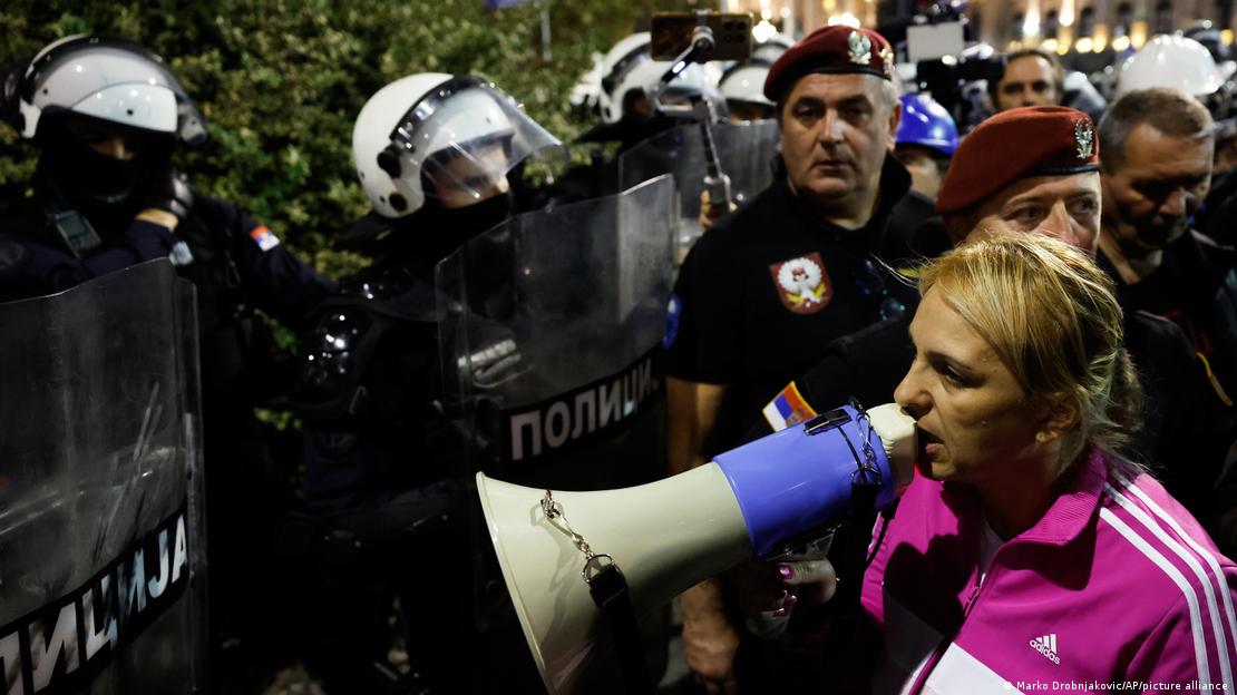 Dijana Hrka, majka dječaka stradalog pod nadstrešnicom, okružena policijom i demonstrantima Dijana Hrka, majka dječaka stradalog pod nadstrešnicom, okružena policijom i demonstrantima