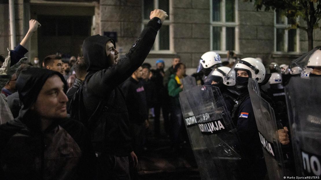 Demonstranti i policija ispred Parlamenta Srbije Demonstranti i policija ispred Parlamenta Srbije