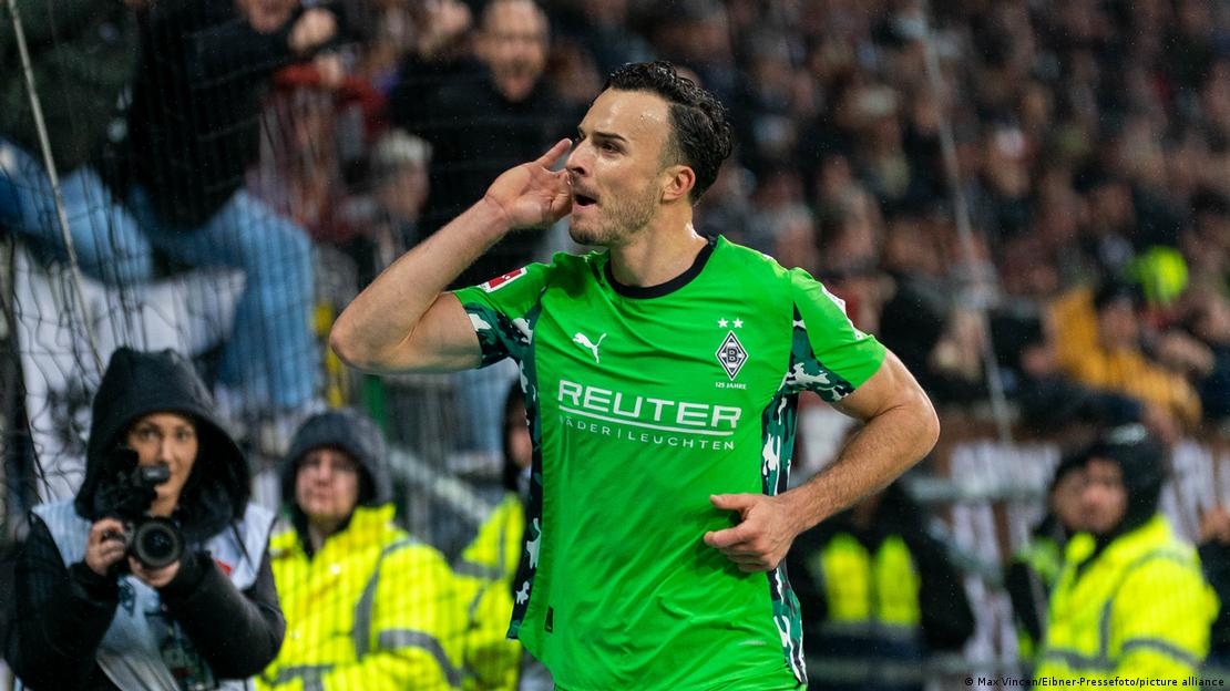 Borussia Mönchengladbachs Haris Tabakovic jubelt nach einem Tor gegen St. Pauli mit einer Hand am Ohr vor den eigenen Fans