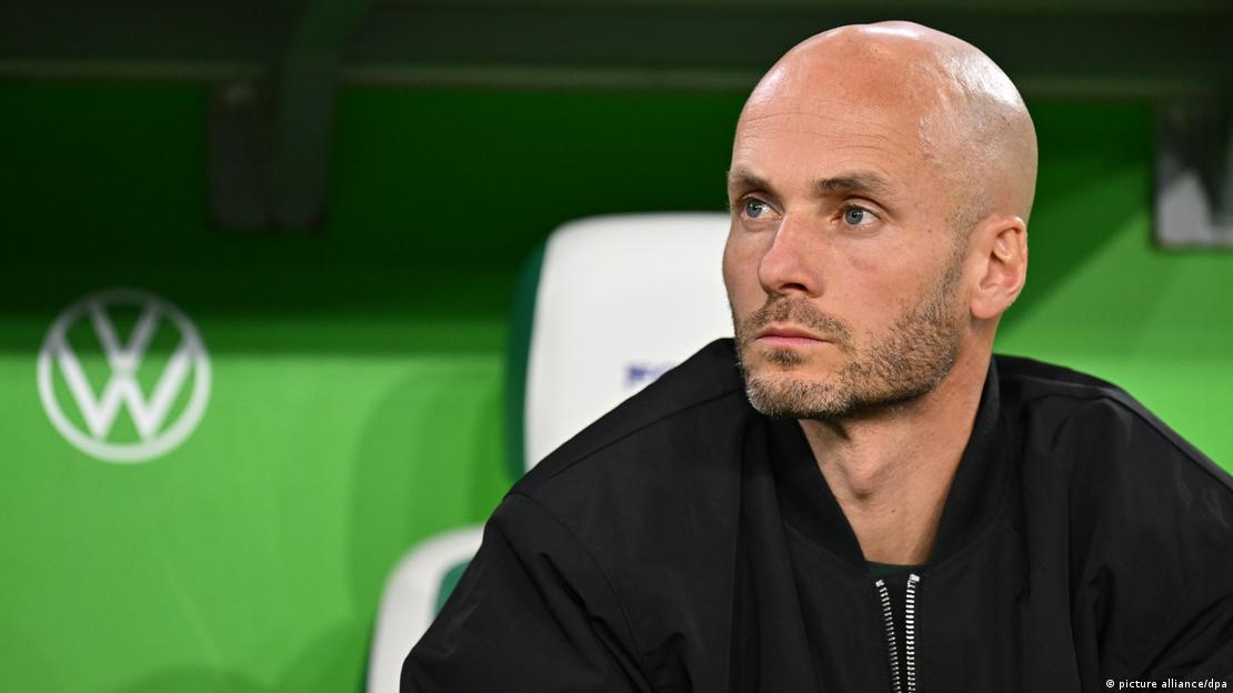 Wolfsburgs Trainer Paul Simonis schaut ernst und nachdenklich auf der Bank