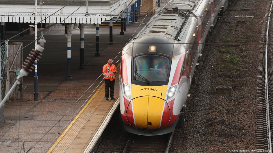 UK: Man charged with attempted murder over train stabbings  DW  11/03/2025