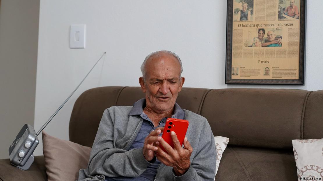 Seu Zezinho olhando no celular