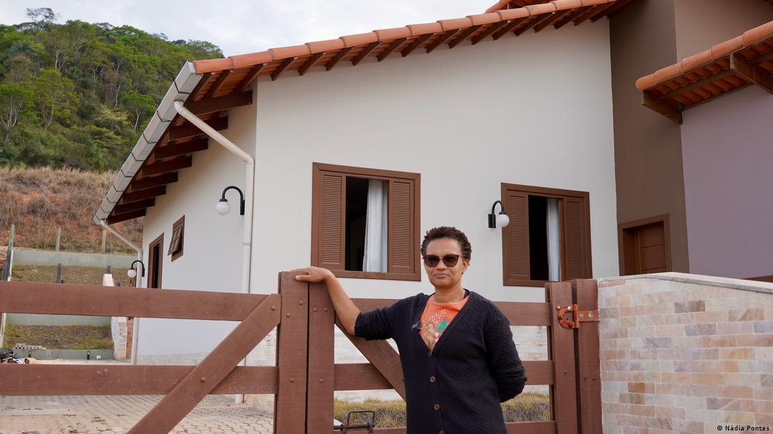 Alexandra Sales em frente à seu nova casa