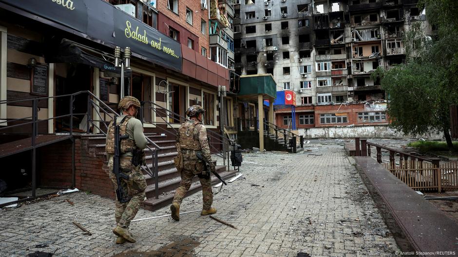 Ukrajinski policajci u akciji evakuacije stanovnika Pokrovska