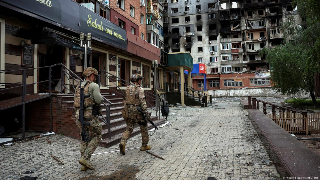 Украински военни помагат в евакуацията на Покровск Украински военни помагат в евакуацията на Покровск