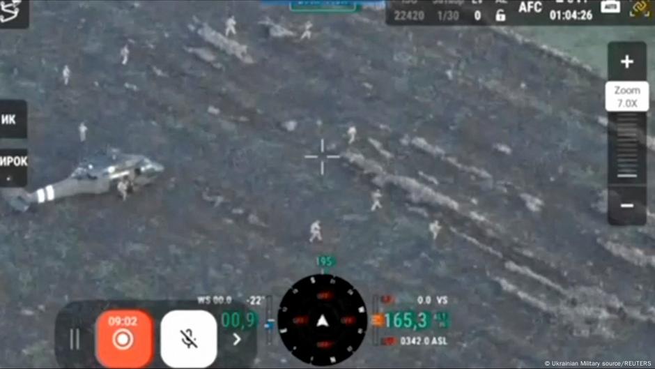 Ukrajinski vojnici iskrcavaju se iz helikoptera u Pokrovsku, na prvoj liniji fronta