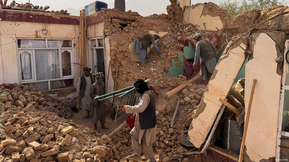 Un grupo de hombres busca entre los escombros tras el terremoto, en la provincia de Samangan (03.11.2025)