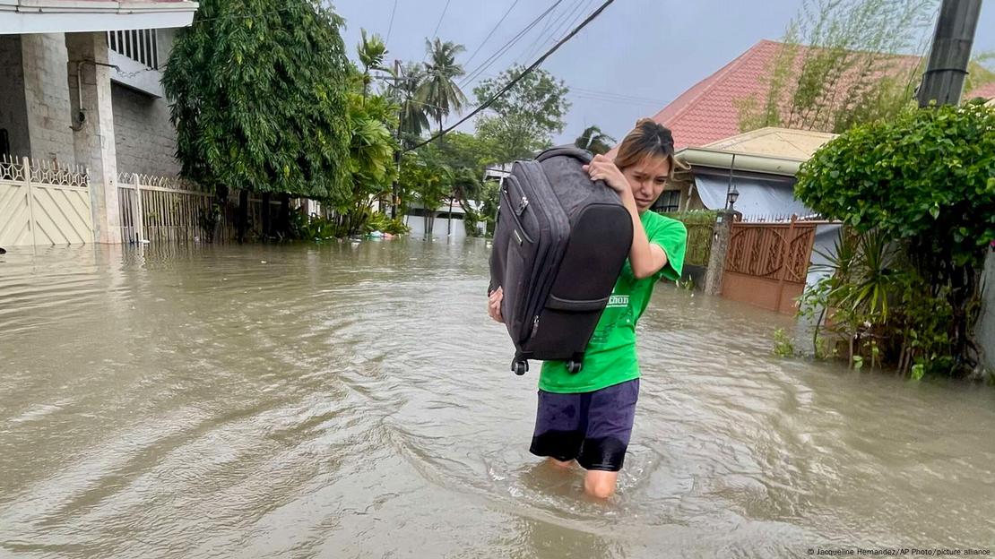 Una residente se desplaza por una calle inundada mientras evacua a zonas seguras ante el paso del tifón Kalmaegi por la ciudad de Cebú, en el centro de Filipinas. Una residente se desplaza por una calle inundada mientras evacua a zonas seguras ante el paso del tifón Kalmaegi por la ciudad de Cebú, en el centro de Filipinas.