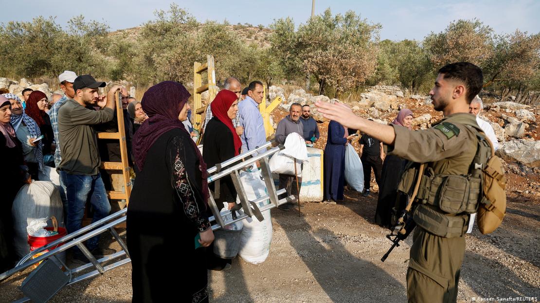 Израелски войници контролират палестински фермери на Западния бряг Израелски войници контролират палестински фермери на Западния бряг