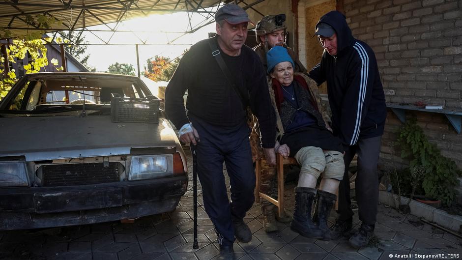 Evakuacija jedne žene s invaliditetom iz Kostjantinovke u novembru 2025.