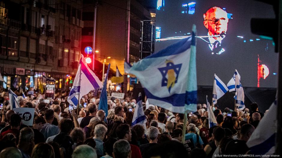 Stotine hiljada ljudi okupilo se na nekoliko skupova širom Izraela, između ostalog i u Tel Avivu (na fotografiji), kako bi obeležili 30 godina od atentata na premijera Jicaka Rabina