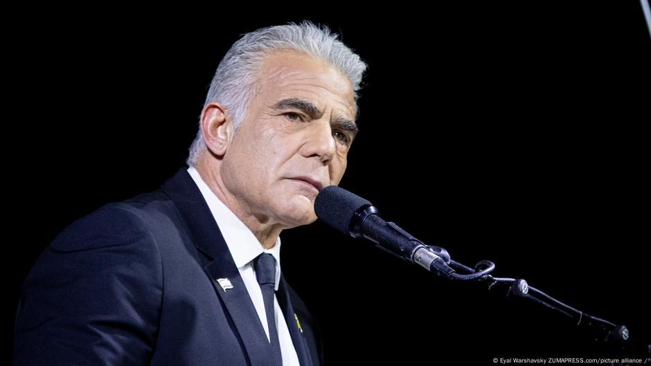 Lider opozicije Jair Lapid na skupu u Tel Avivu kritikovao je sadašnju vladu, rekavši da „u ime judaizma opravdava nasilje“