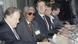 Der damals 76-jährige Präsident Südafrikas, Nelson Mandela, sitzt bei einer Pressekonferenz auf dem Weltsozialgipfel 1995 in Kopenhagen an einem mit Mikrofonen ausgestatteten langen Tisch. Links und rechts vom ihm haben vier weitere Staats- und Regierungschefs Platz genommen, darunter die norwegische Premierministerin Gro Harlem Brundtland. Der lachende Mandela hat kräftiges, ergrautes Haar und trägt eine dunkle Sonnenbrille. Der damals 76-jährige Präsident Südafrikas, Nelson Mandela, sitzt bei einer Pressekonferenz auf dem Weltsozialgipfel 1995 in Kopenhagen an einem mit Mikrofonen ausgestatteten langen Tisch. Links und rechts vom ihm haben vier weitere Staats- und Regierungschefs Platz genommen, darunter die norwegische Premierministerin Gro Harlem Brundtland. Der lachende Mandela hat kräftiges, ergrautes Haar und trägt eine dunkle Sonnenbrille.