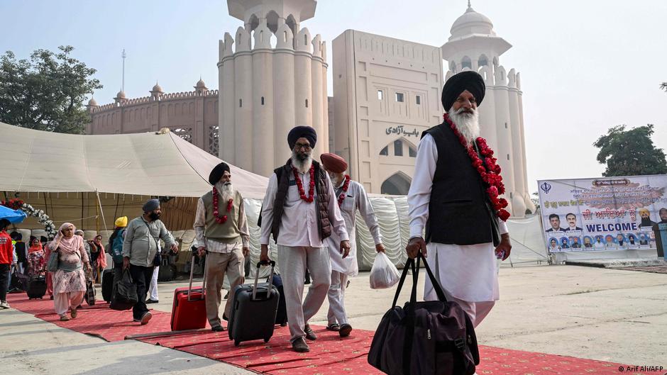 First Indian Sikh pilgrims enter Pakistan since May conflict DW 11/04/2025