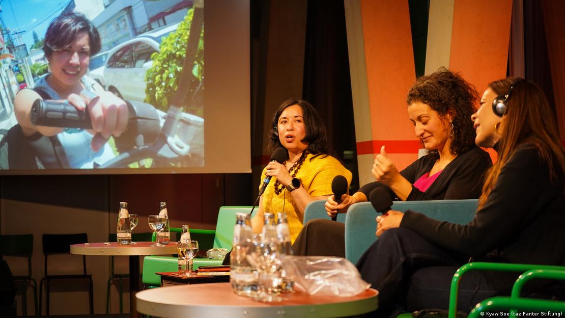 Tres participantes en el evento de "Voces que no callan".