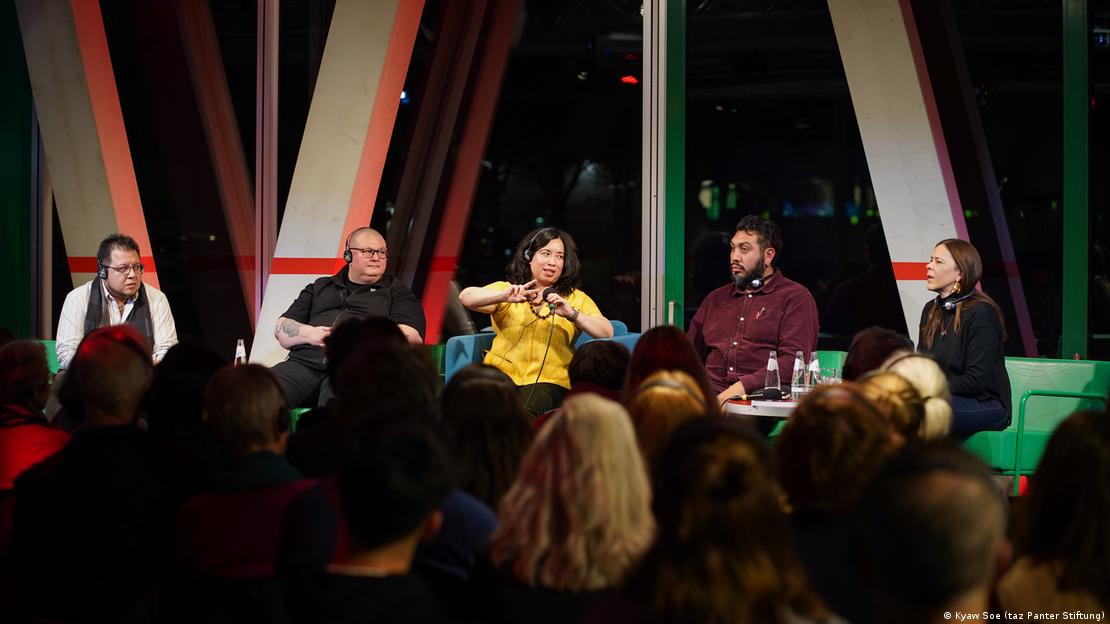 Cinco periodistas latinoamericanos responden preguntas del público.