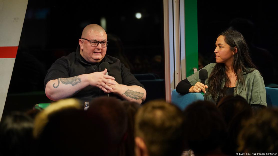 Dos participantes conversan durante el evento "Voces que no callan".