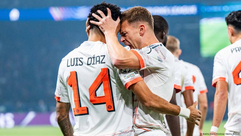 Igrači Bajerna proslavljaju pogodak Luisa Dijaza protiv PSŽ-a