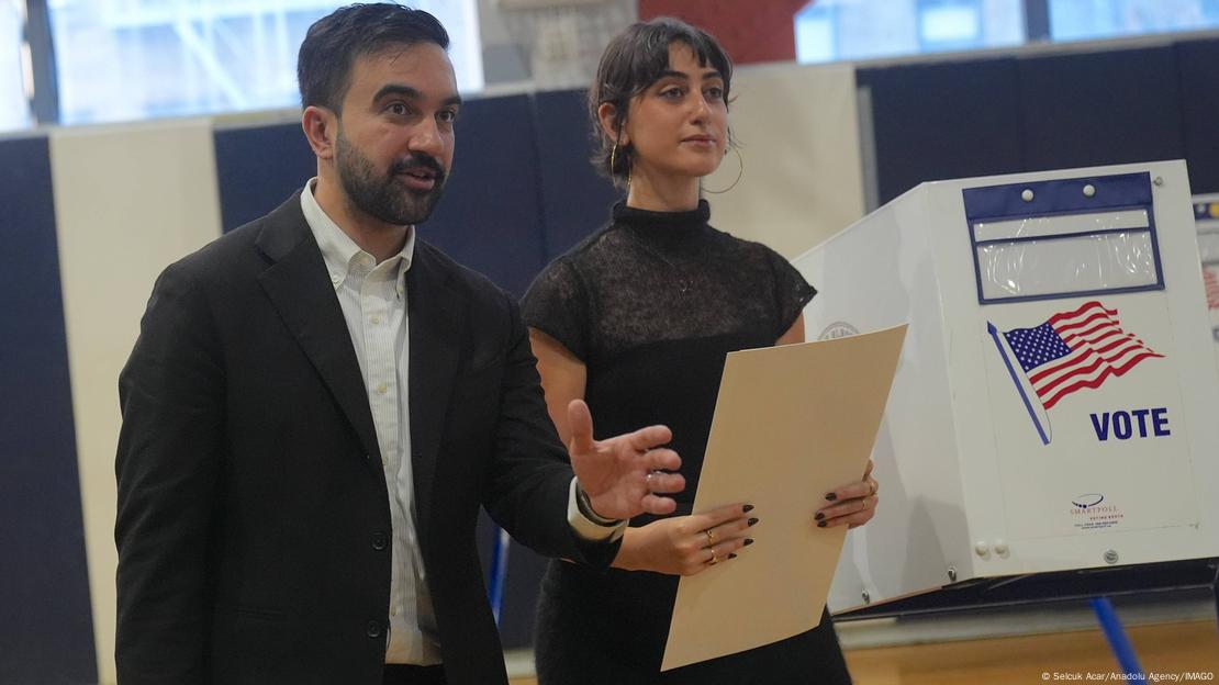 Zohran Mamdani e Rama Duwaji após votação, em zona eleitoral Zohran Mamdani e Rama Duwaji após votação, em zona eleitoral