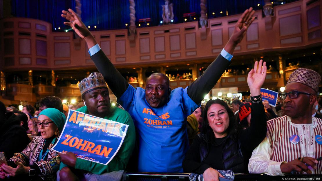 Eleitores comemoram com cartazes Eleitores comemoram com cartazes