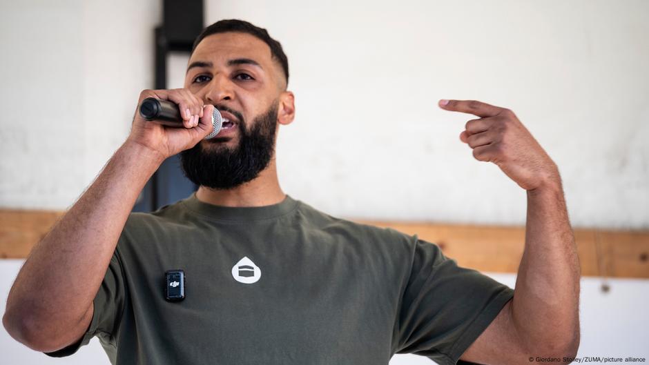 Rahim Boateng, jedan od lidera grupe „Muslim Interaktiv“, govori na mitingu održanom u Hamburgu 11. maja 2024.