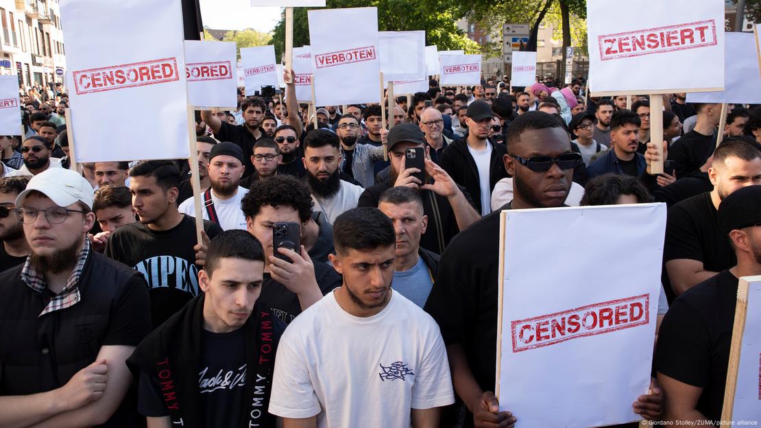 Manifestação do Muslim Interaktik reúne multidão de homens nas ruas de Hamburgo Manifestação do Muslim Interaktik reúne multidão de homens nas ruas de Hamburgo