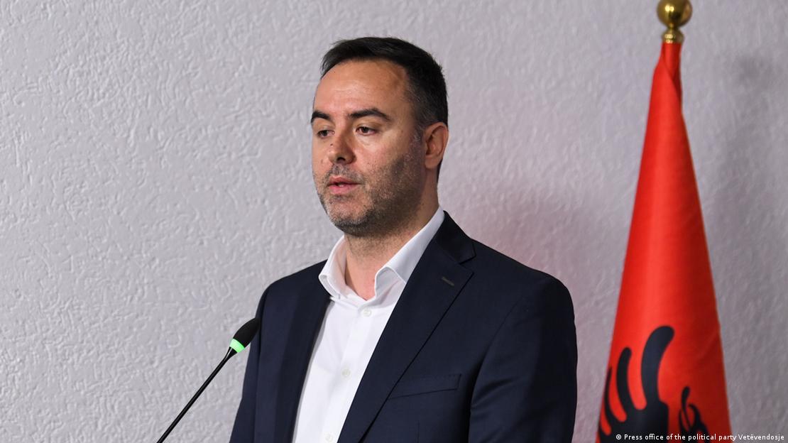 Glauk Konjufca para mikrofonit