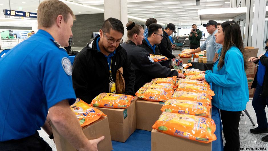 Službenici Uprave za bezbednost saobraćaja (TSA) iz Mineapolisa dobijaju pomoć u hrani, jer plate nema zbog obustave rada vlade SAD